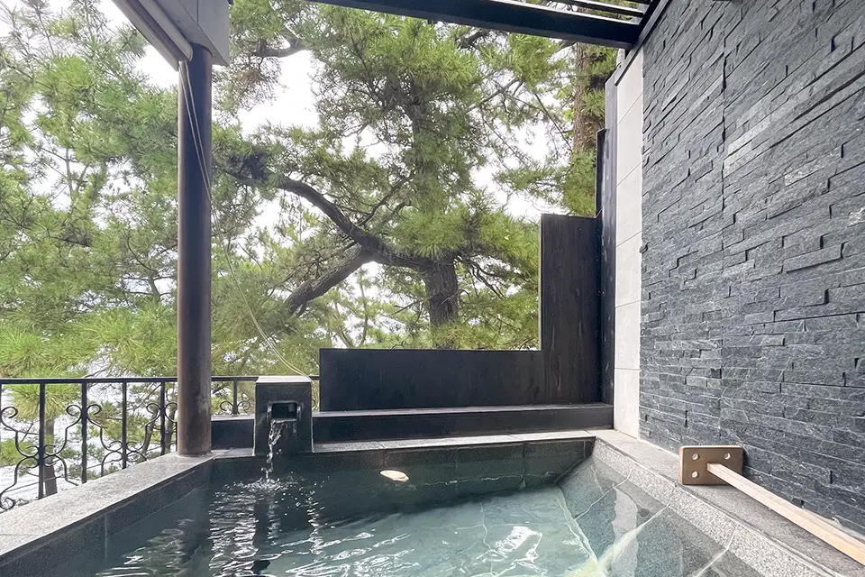 Ito 01の客室の半露天風呂の写真