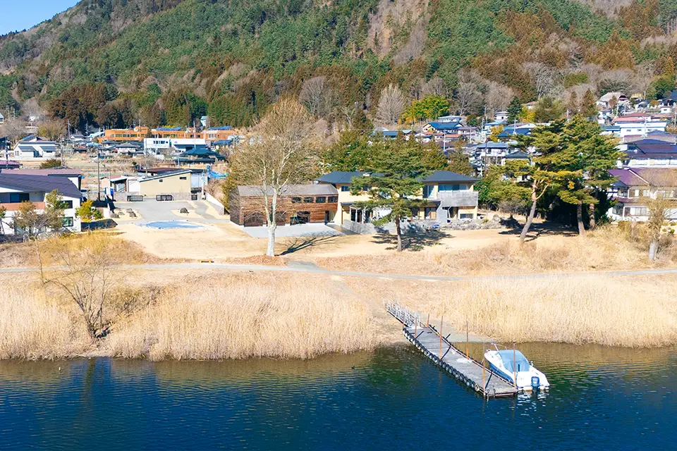 湖上からKawaguchiko 01の湖上から別荘と、付属のモーターボートや桟橋を望む写真
