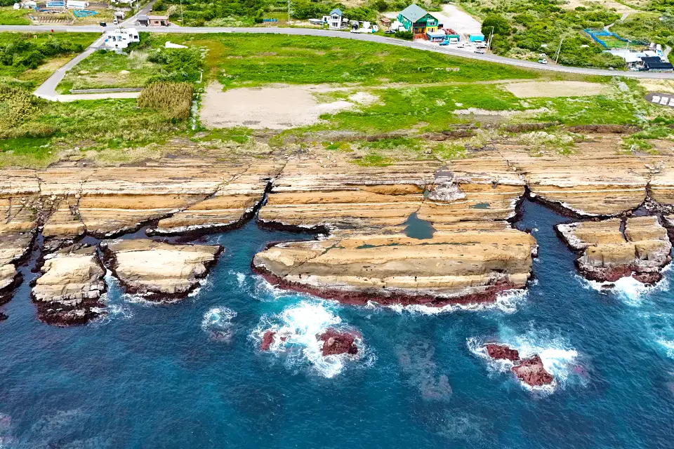 海からMinamiboso 01の敷地全体とその前の海岸を望む写真