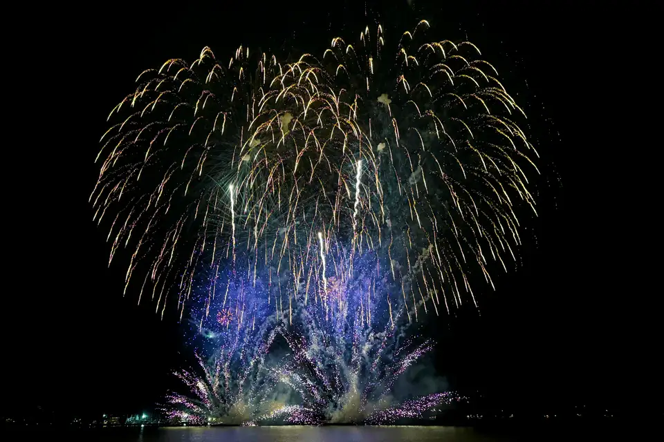 当物件から見える逗子海岸花火大会の花火の写真